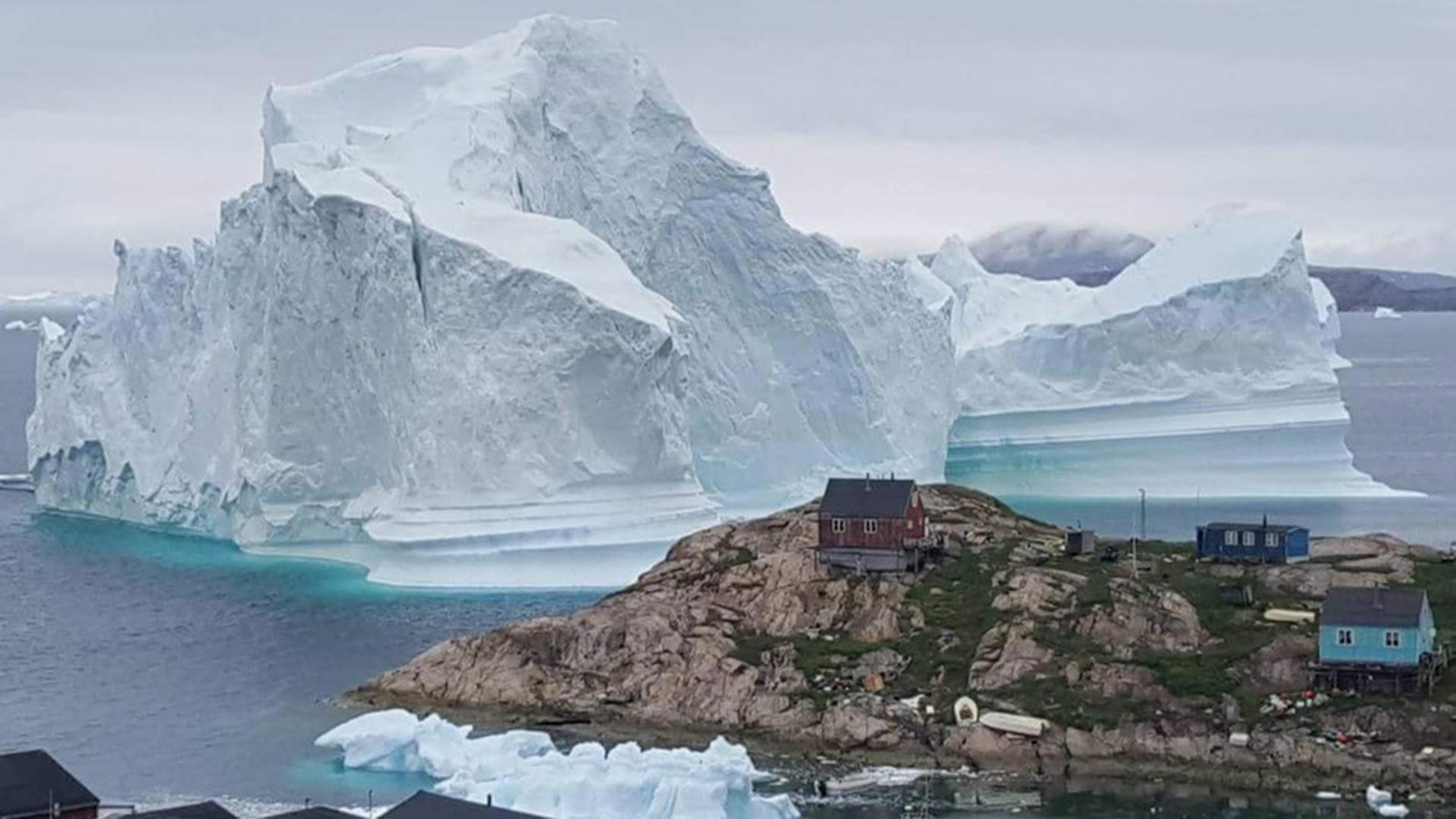 La llegada de un iceberg gigante obliga a desalojar un pueblo de Groenlandia