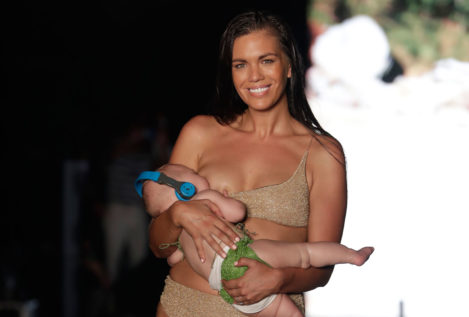 La modelo Mara Martin causa sensación en Miami por desfilar dando el pecho a su bebé