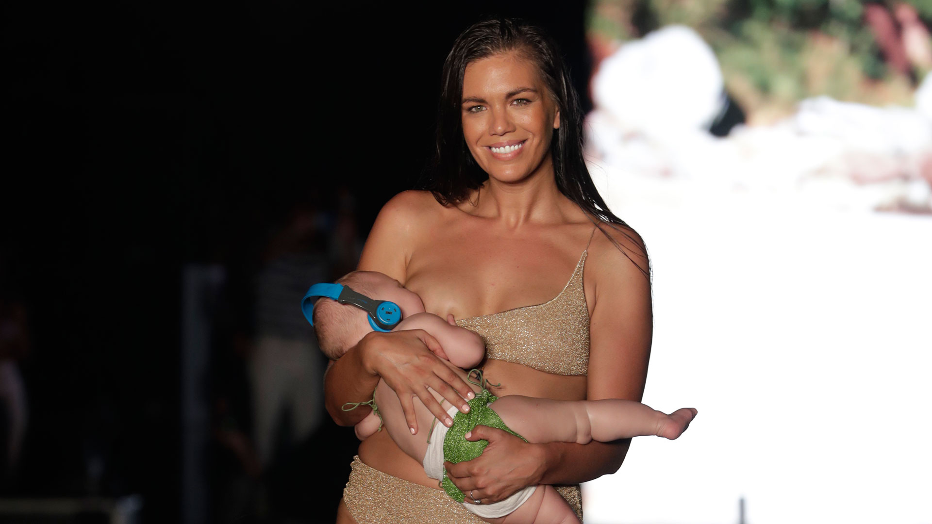 La modelo Mara Martin causa sensación en Miami por desfilar dando el pecho a su bebé