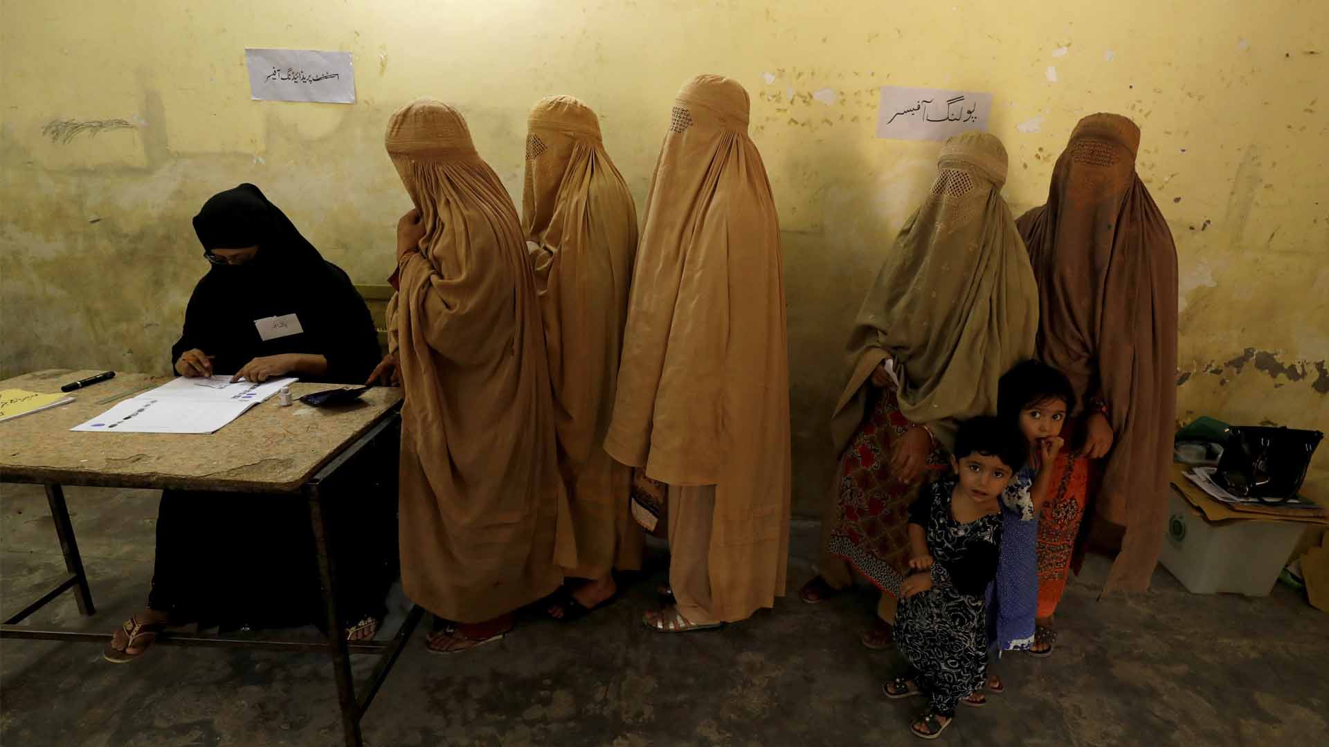 Al menos 31 muertos en un atentado en Pakistán en plena jornada electoral