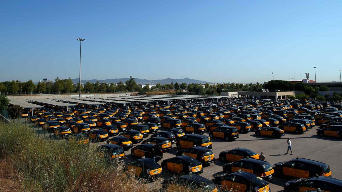 Los VTC piden al Gobierno que no ceda al «chantaje» del taxi