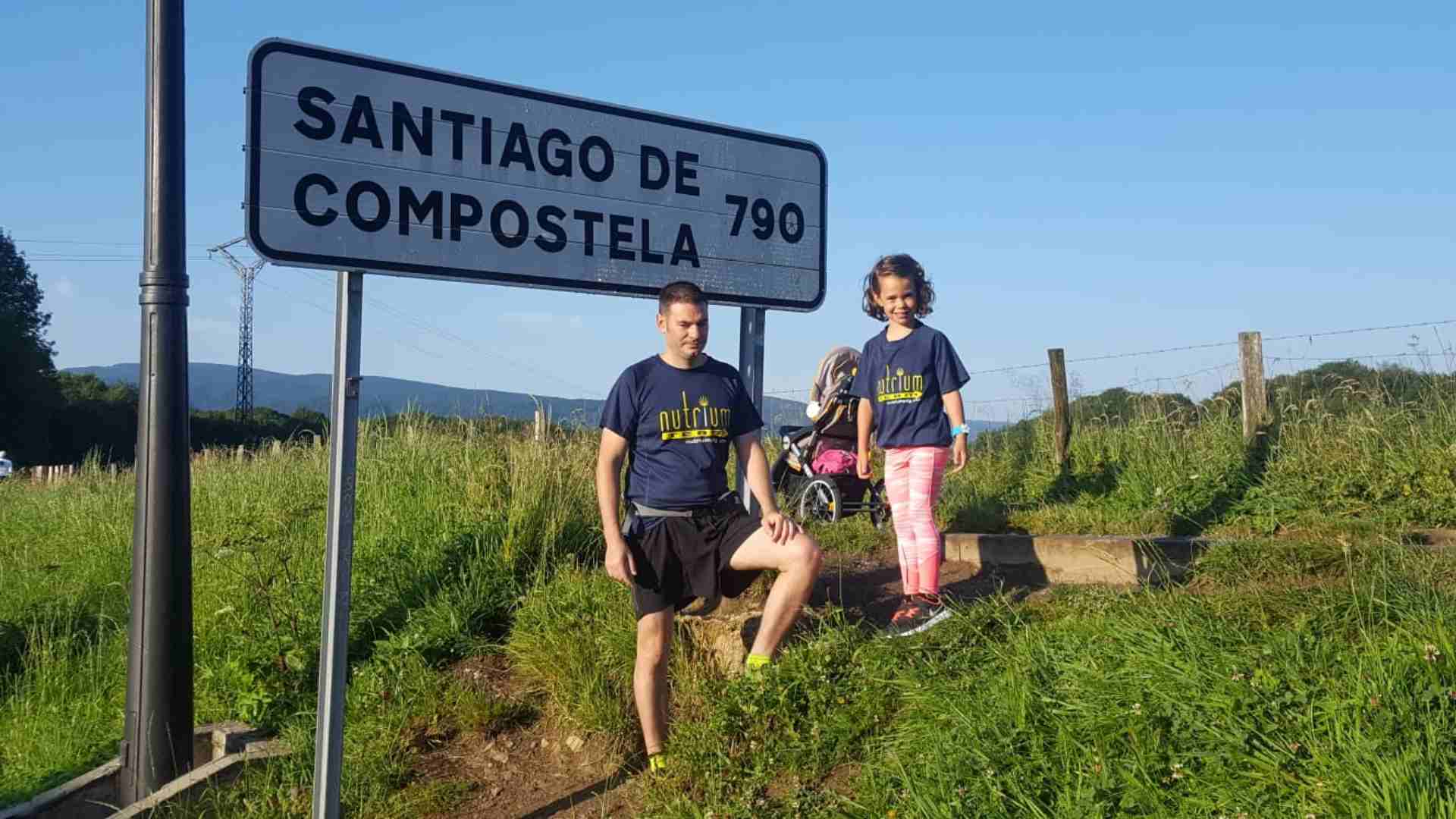 Lola, la peregrina de 5 años que recorre el Camino de Santiago por una buena causa