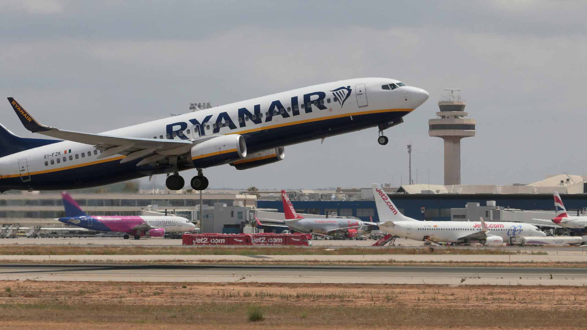 Los beneficios de Ryanair caen un 22% en su primer trimestre contable