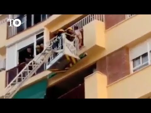 Los bomberos rescatan 'in extremis' a una niña de cinco años colgada de un balcón en Málaga