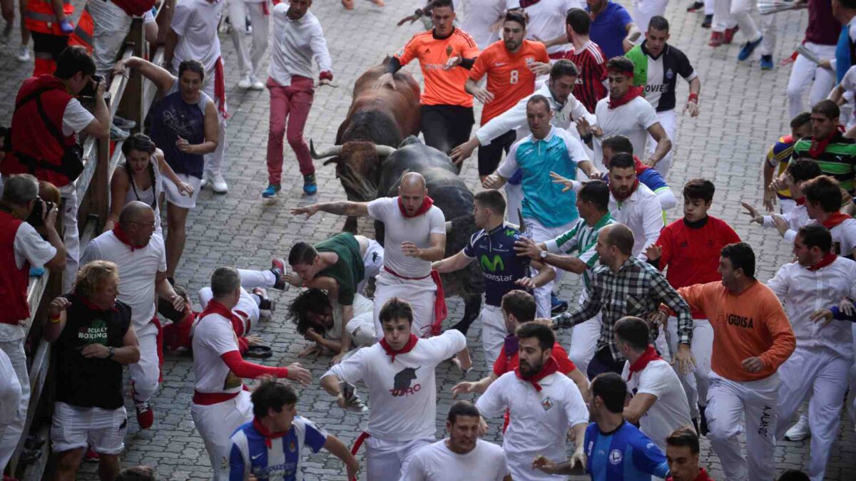 Los Cebada Gago protagonizan un rápido tercer encierro de Sanfermines con varias caídas