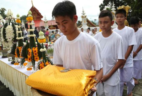 Los niños tailandeses rescatados inician una ceremonia para convertirse en monjes budistas
