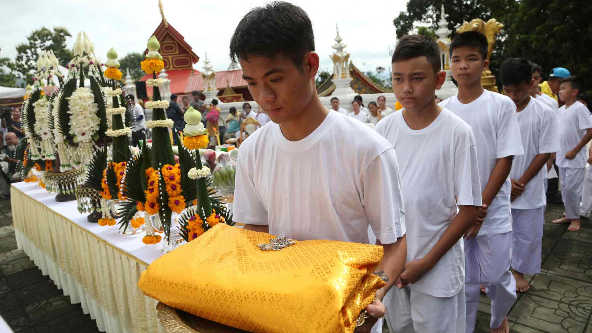 Los niños tailandeses rescatados inician una ceremonia para convertirse en monjes budistas