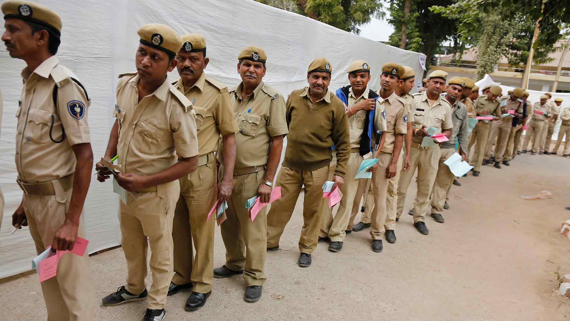Miles de policías indios corren el riesgo de perder su trabajo si no adelgazan