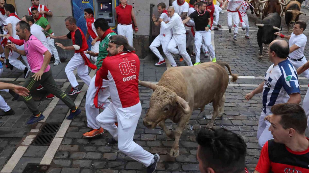 Caídas y momentos de peligro en el quinto encierro de Sanfermines