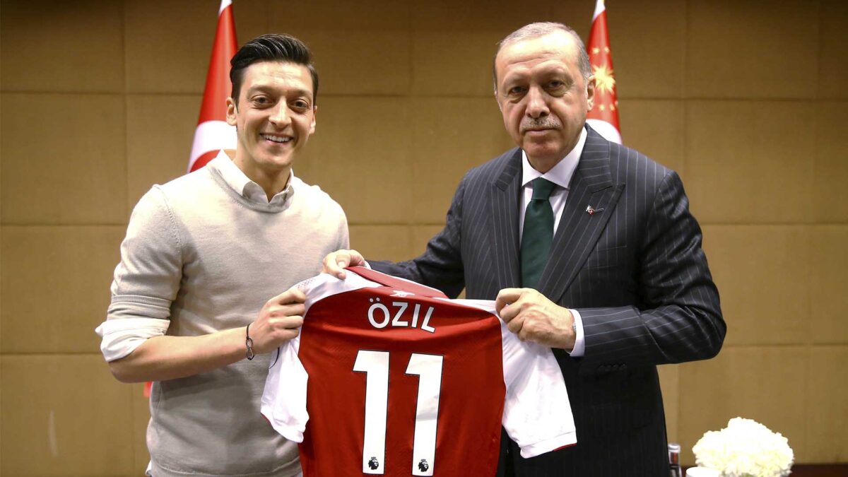 Özil deja la selección alemana «por racismo» tras una foto con Erdogan