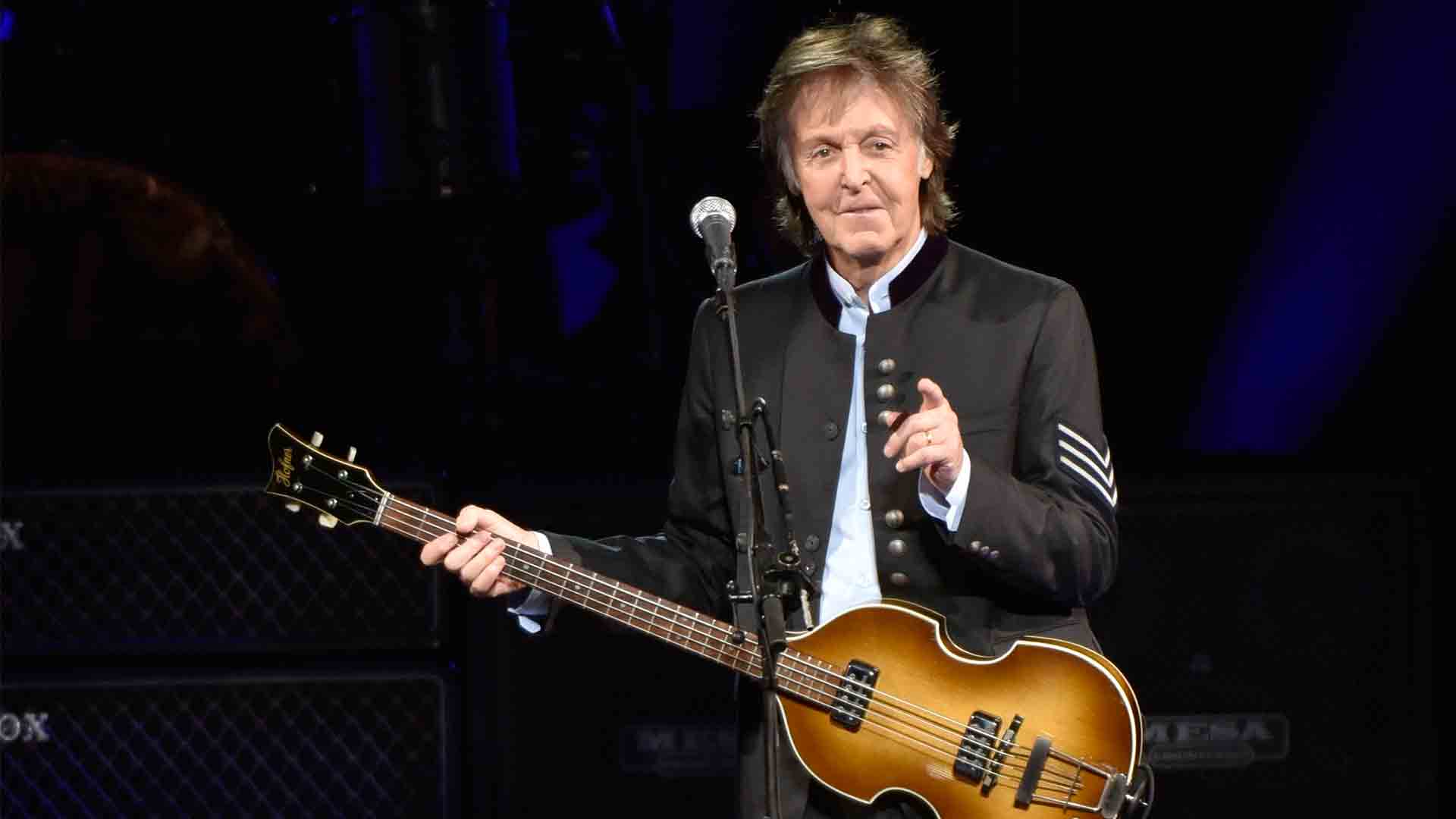 Paul McCartney cruza el mítico paso de cebra de Abbey Road 49 años después