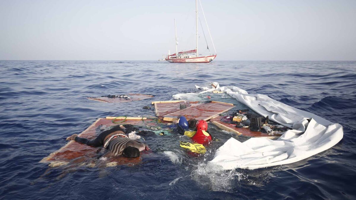 Open Arms acusa a Libia de dejar morir a una mujer y un niño en el Mediterráneo tras hundir su barca