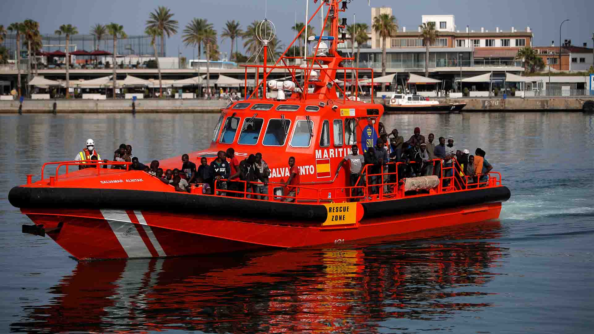 Rescatados 32 inmigrantes y trasladados al puerto de Motril, en Granada