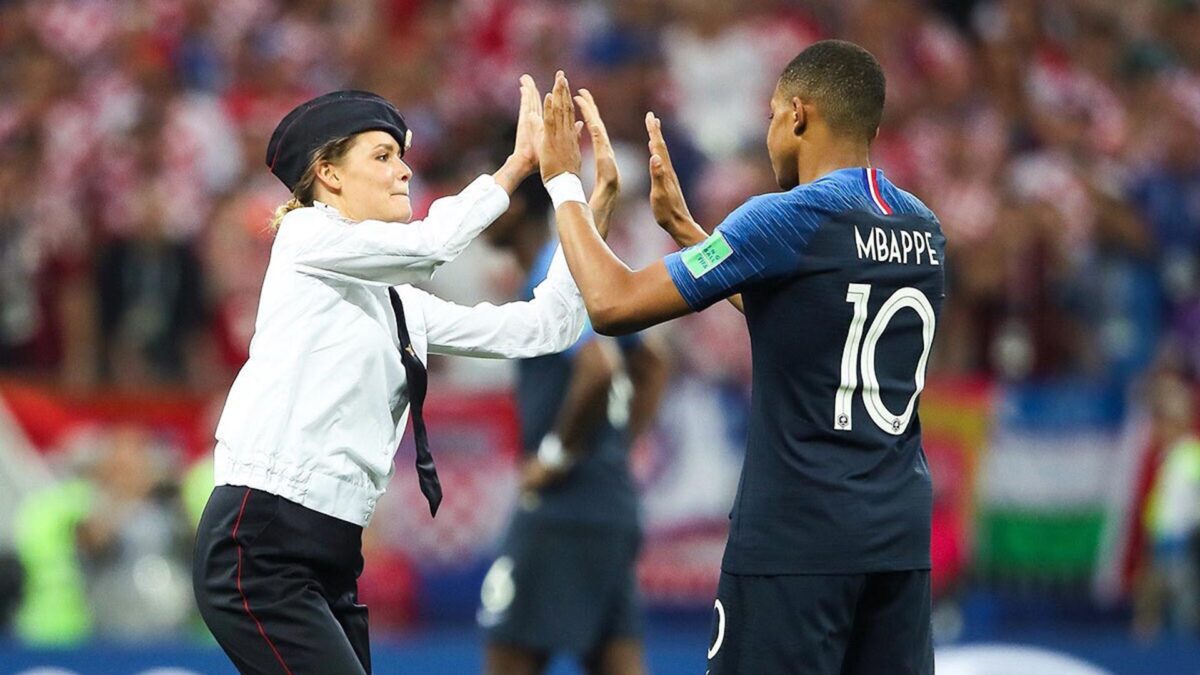 ¿Sabía Mbappé que estaba chocando los cinco con una Pussy Riot?