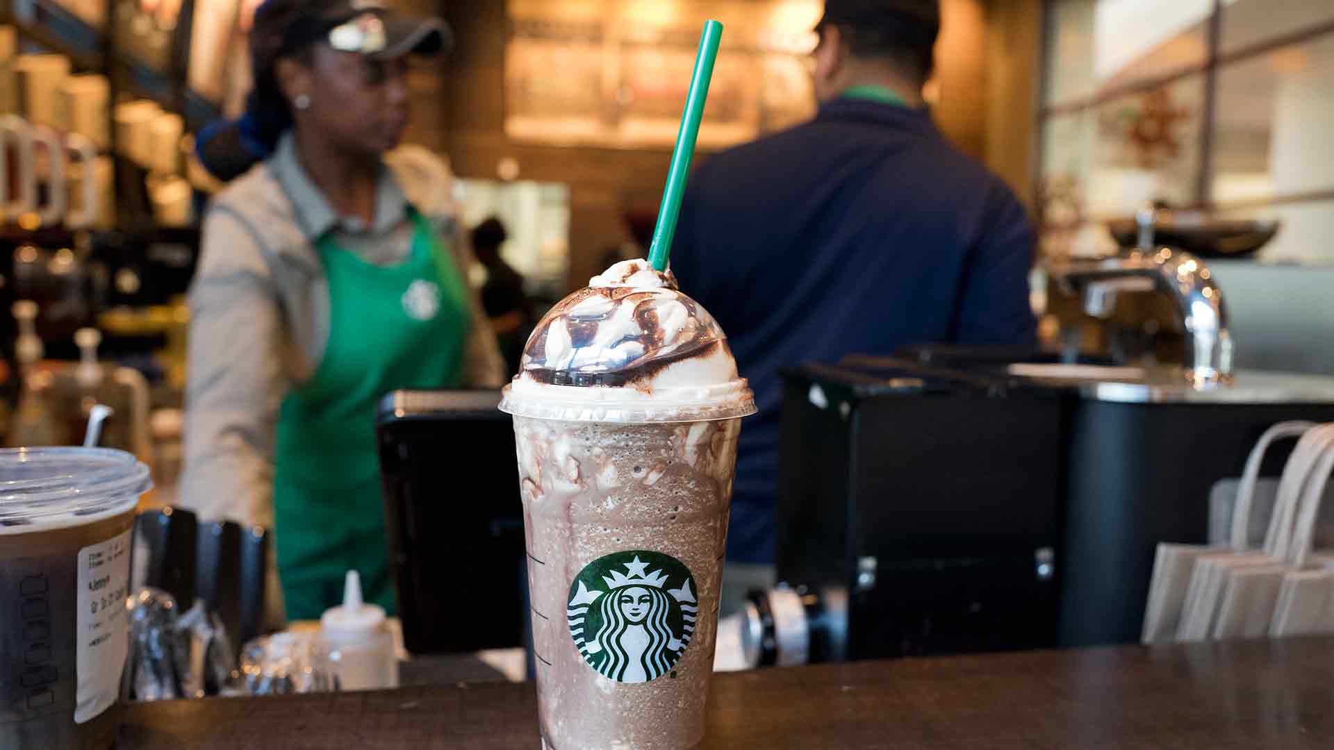 Starbucks dejará de usar pajitas de plástico en 2020