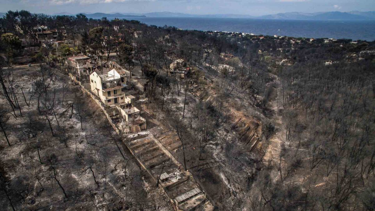 Suben a 93 los muertos por los incendios en Grecia tras el hallazgo de dos nuevos cadáveres en el mar