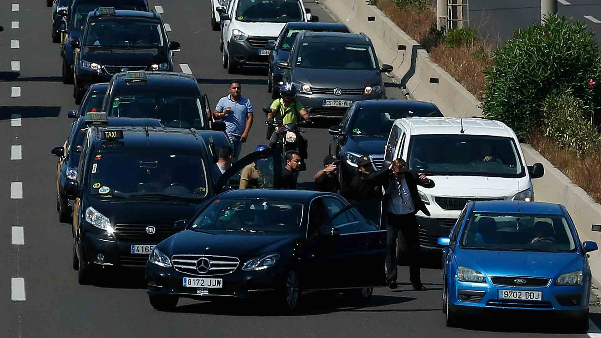 Los taxistas convocan un paro en Barcelona tras la decisión que permite la actividad de Uber y Cabify