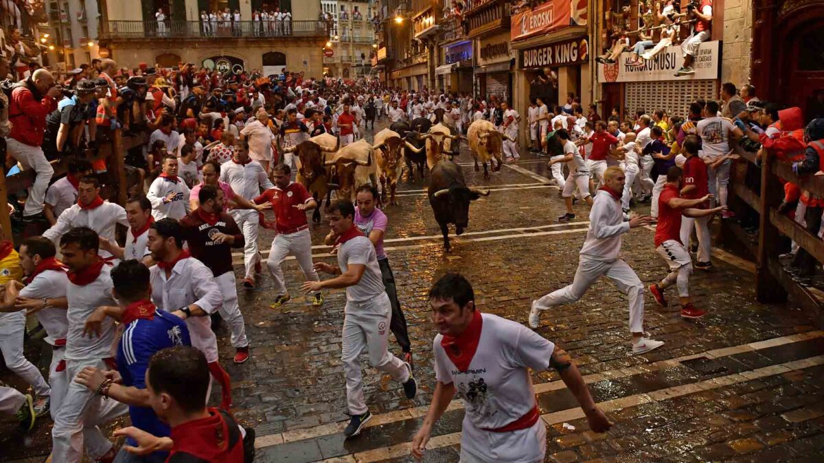 El segundo encierro de los sanfermines deja a 4 corredores heridos pero no por asta