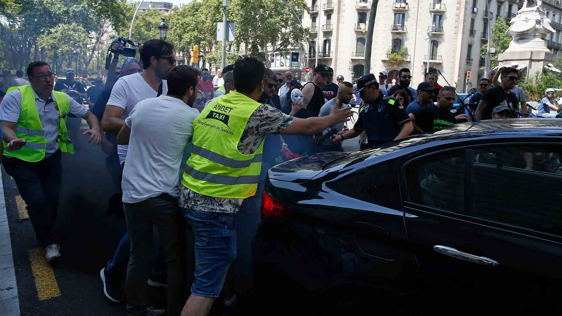Uber y Cabify anuncian el cese indefinido de su actividad en Barcelona