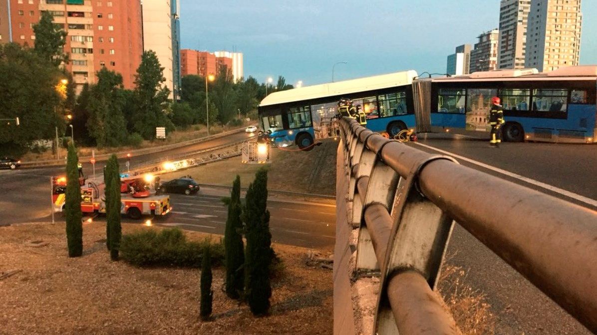 Un autobús del Mad Cool queda suspendido de un puente