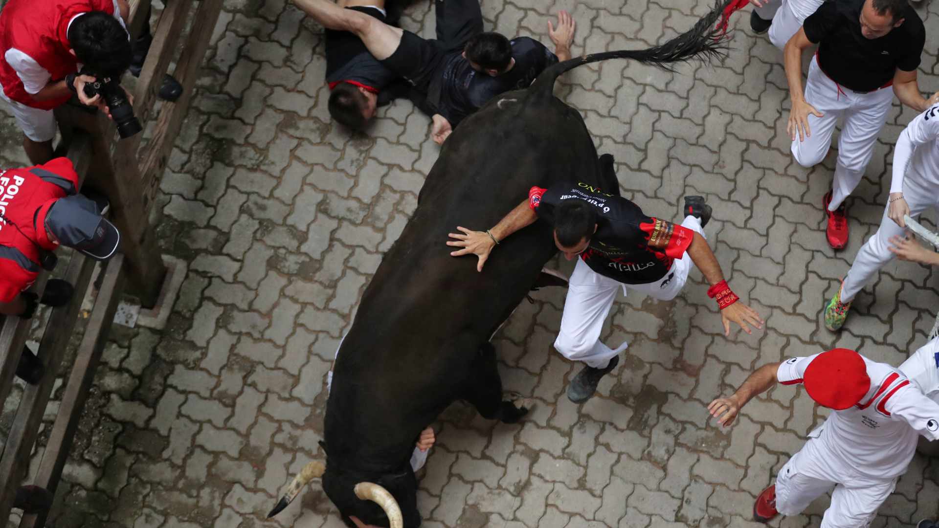 Un herido por asta de toro en el séptimo encierro de Sanfermines protagonizado por los Jandilla