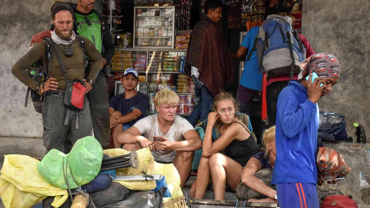 Cinco españoles entre los cientos de personas atrapadas en un volcán de Indonesia