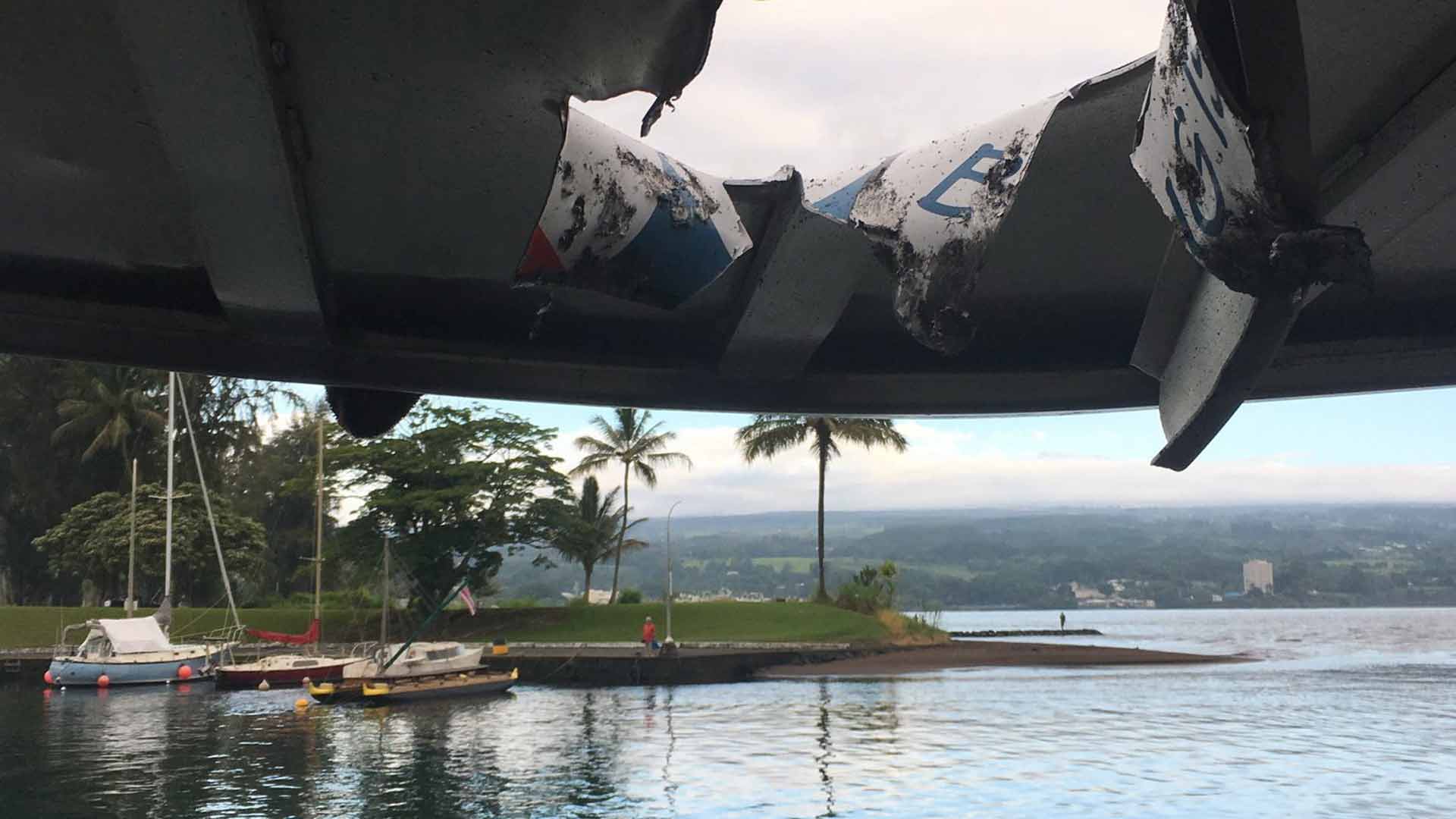 Una 'bomba' de lava volcánica cae sobre un barco en Hawái y deja más de 20 heridos