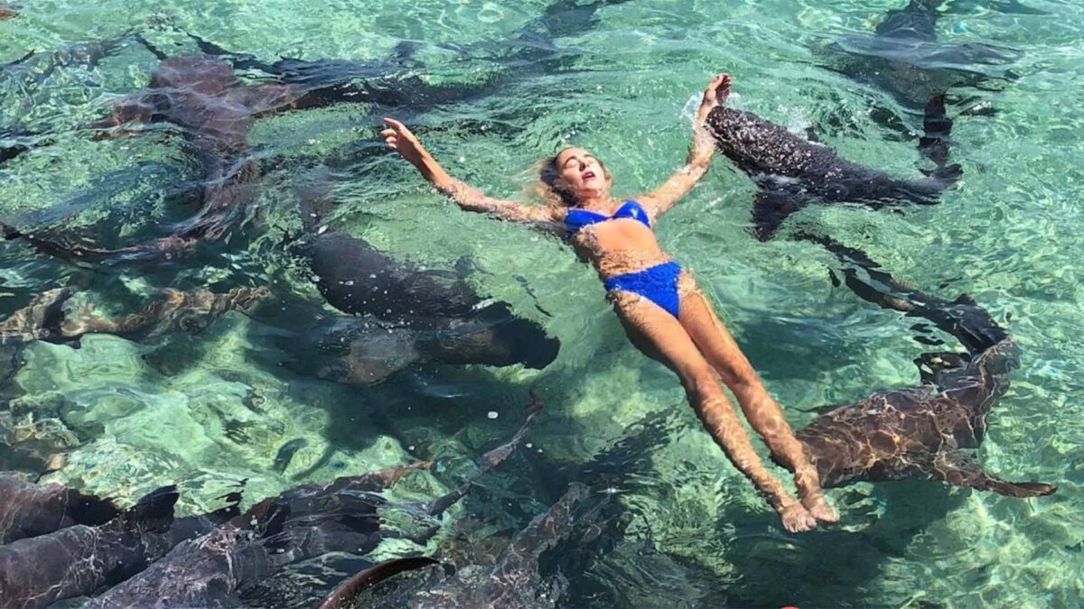 Una ‘influencer’ es atacada por un tiburón mientras trataba de hacerse una foto