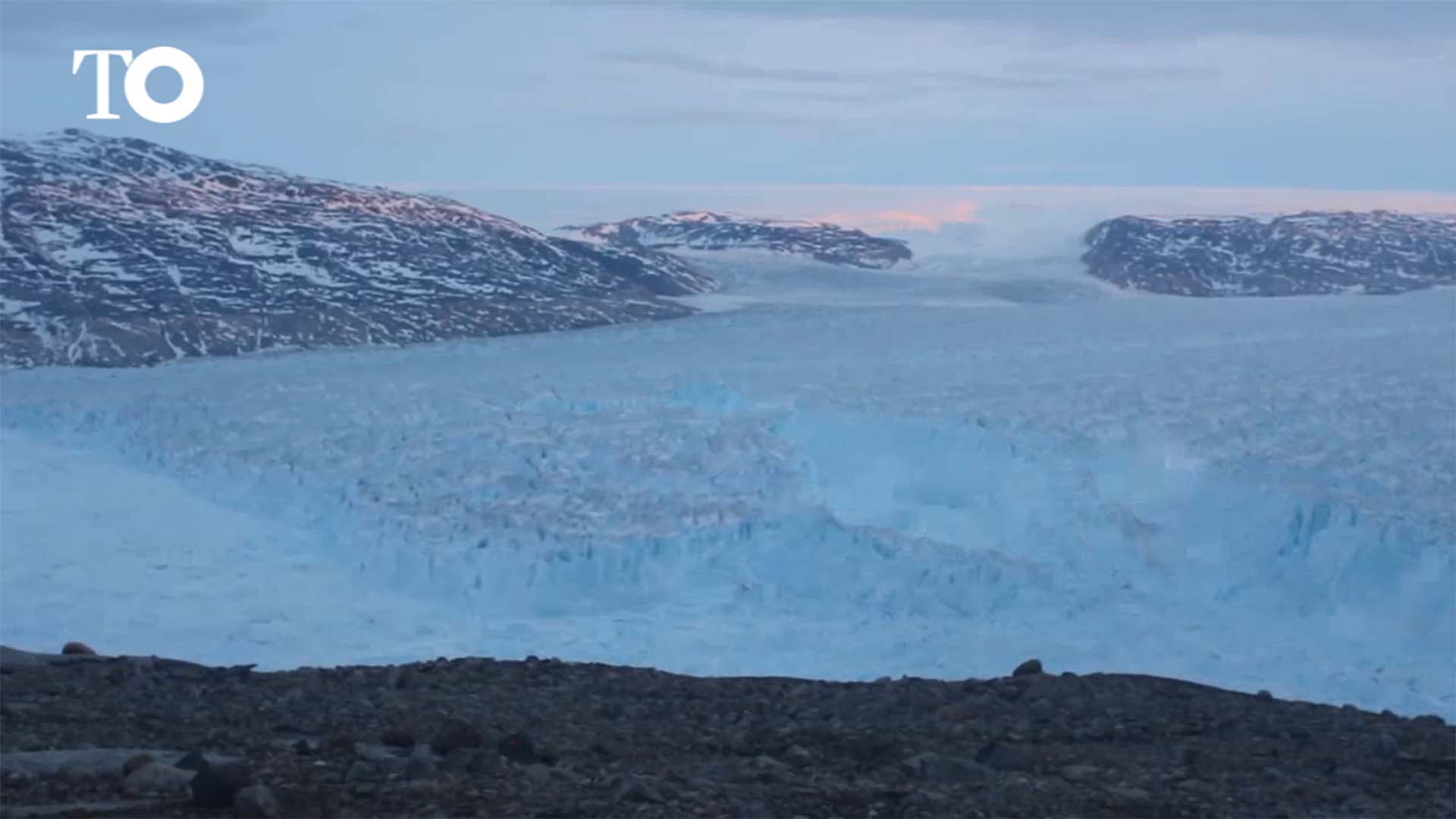 Una prueba más del deshielo del planeta: un iceberg se parte en dos en Groenlandia