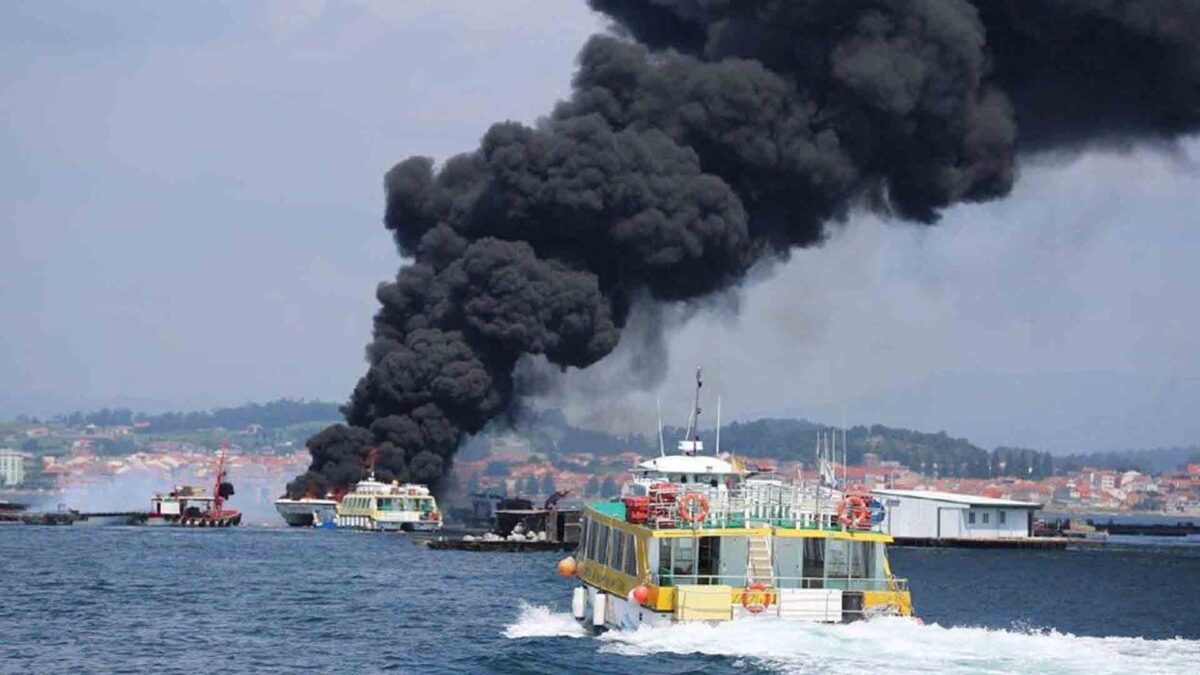 Dos heridos graves en el incendio de un catamarán en Pontevedra