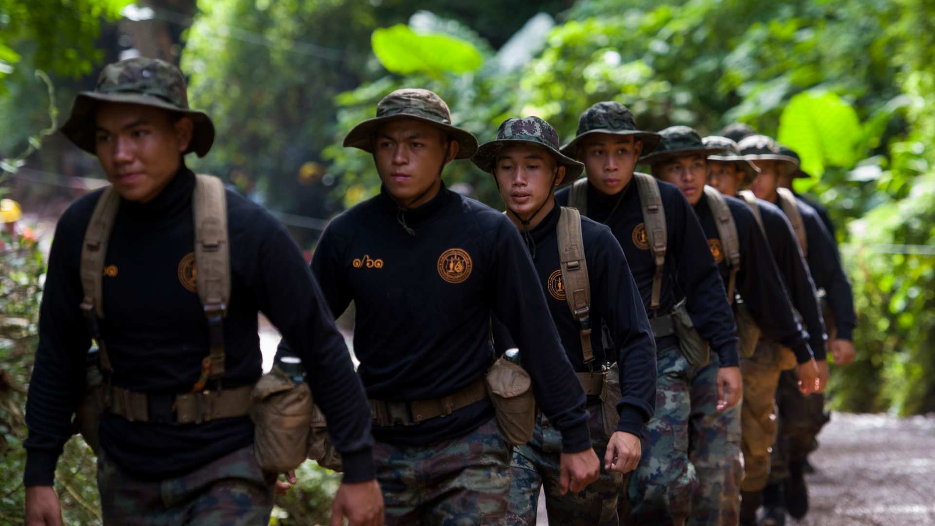 Varios soldados acompañan a los niños atrapados en una cueva tailandesa