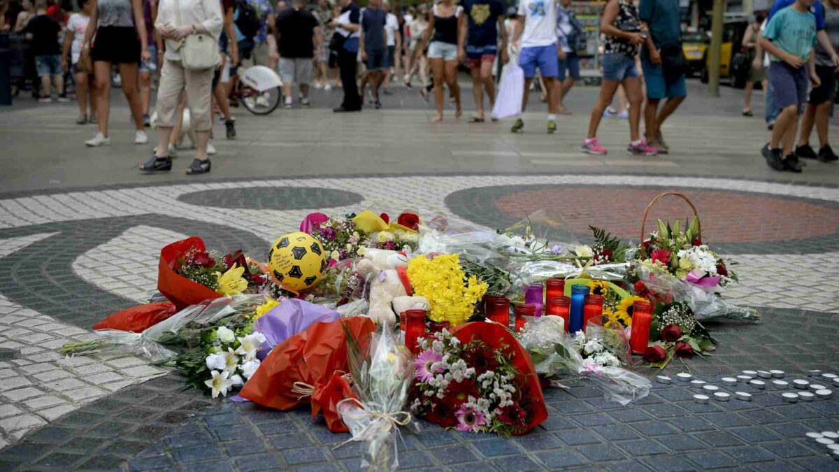 El silencio, el miedo y la memoria: vidas entrecruzadas un año después de los atentados de Cataluña