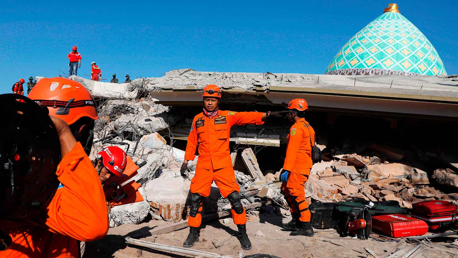 Aumentan a 131 los muertos por el terremoto de Indonesia y a 156.000 los desplazados