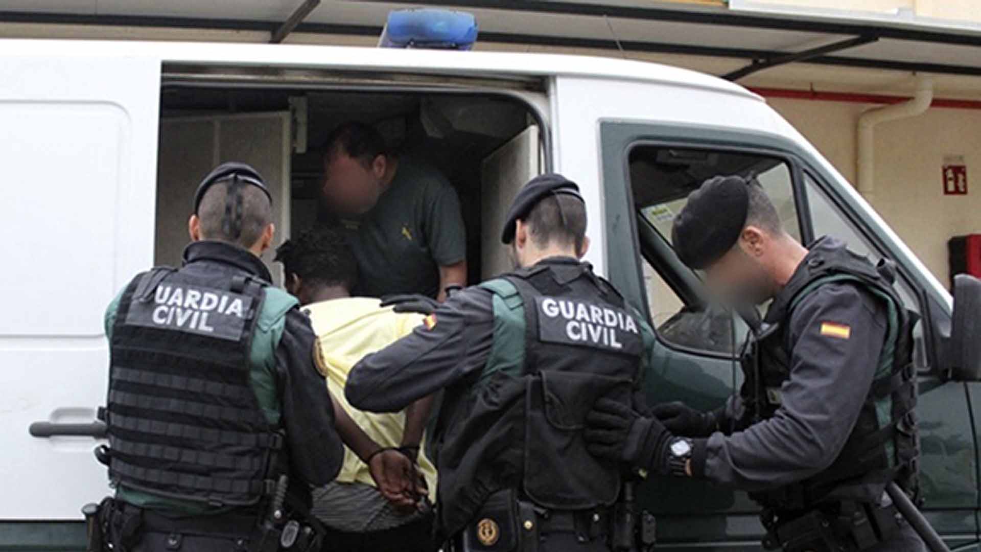 A prisión dos de los 10 inmigrantes detenidos por asaltar violentamente la valla de Ceuta