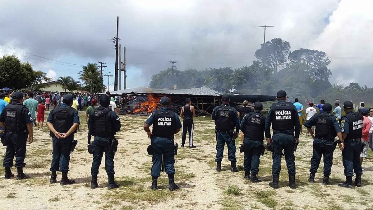 Al menos 1.200 venezolanos abandonan Brasil tras incidentes en la frontera