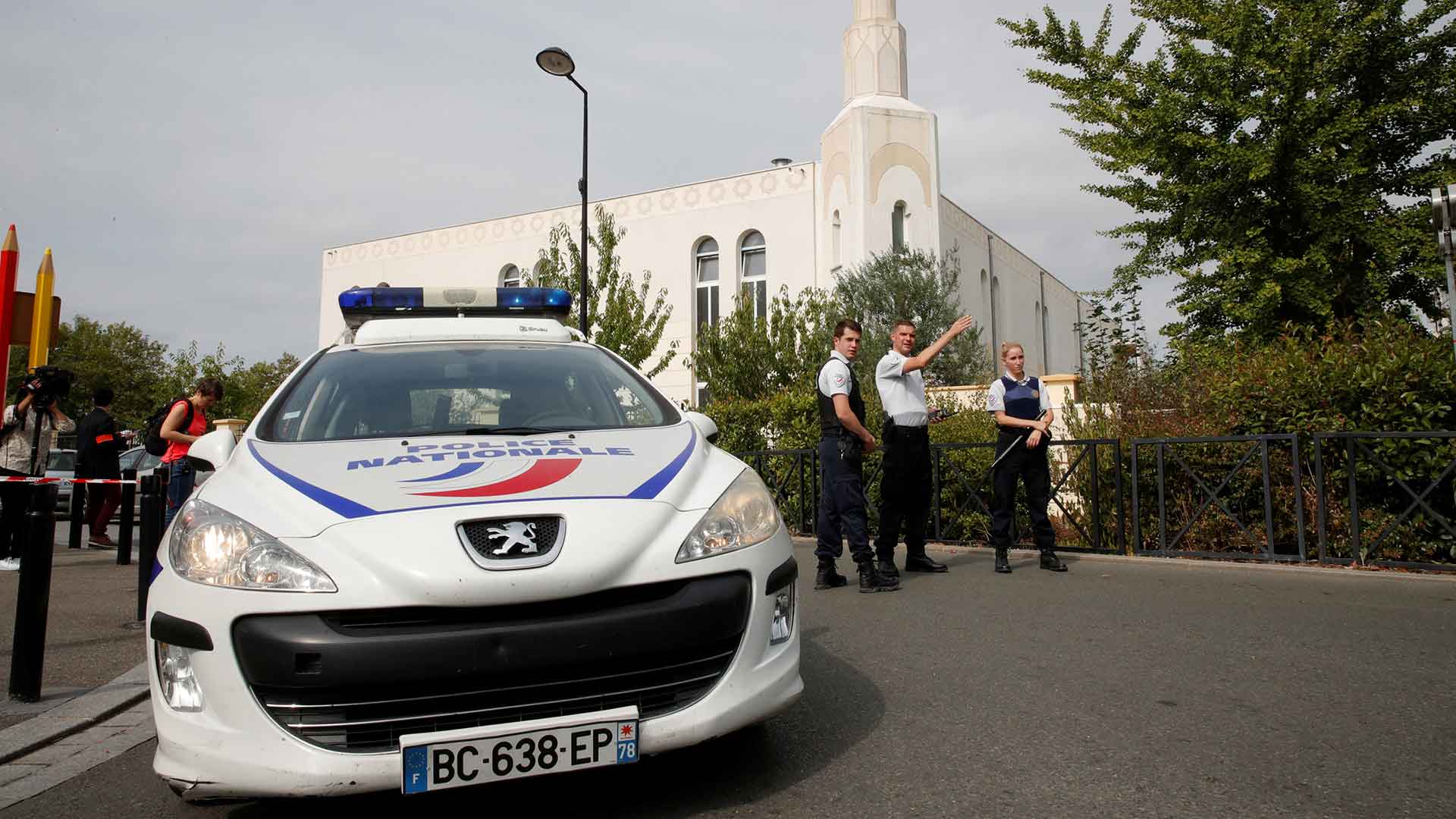 Dos muertos y un herido grave en un ataque con cuchillo cerca de París