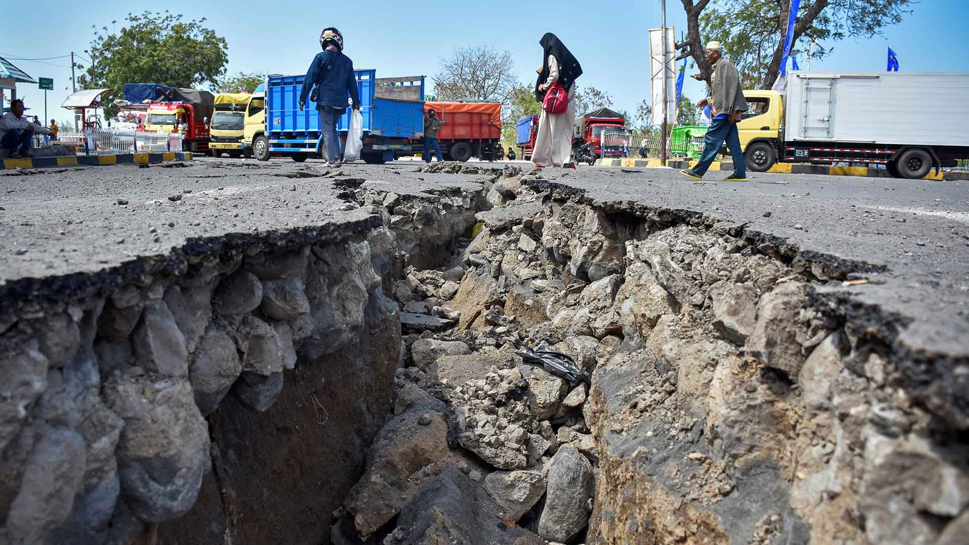 Aumenta a 557 el número de muertos por los terremotos en Indonesia