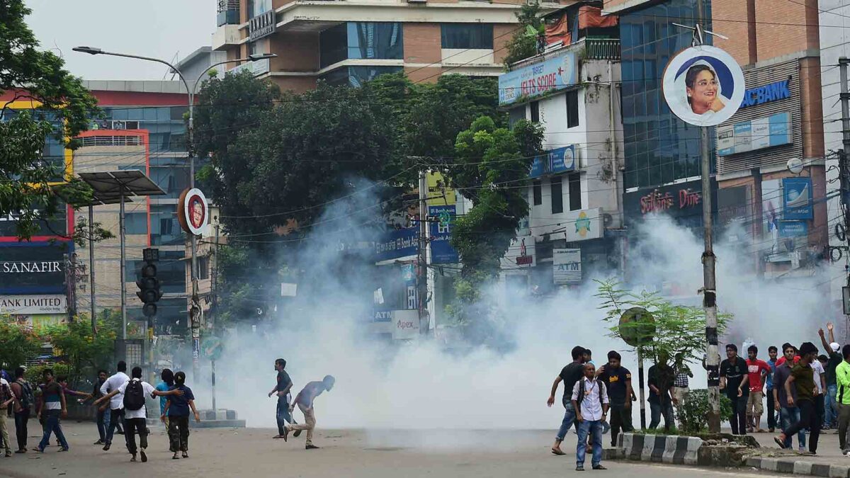 Bangladesh corta la cobertura móvil de internet para parar las protestas estudiantiles