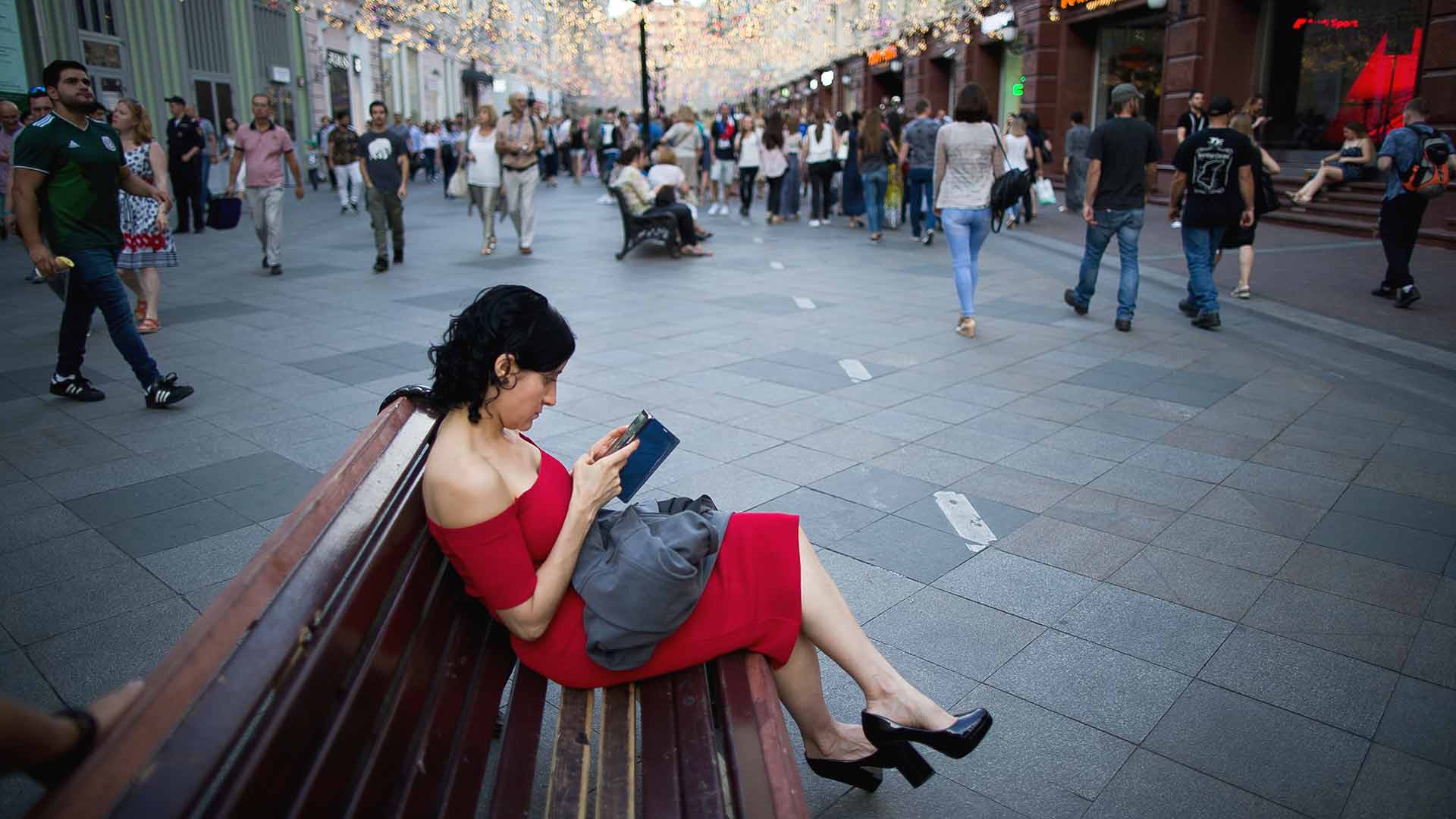 Casi el 25% de las personas prefiere quedarse desnuda en público que quedarse sin móvil