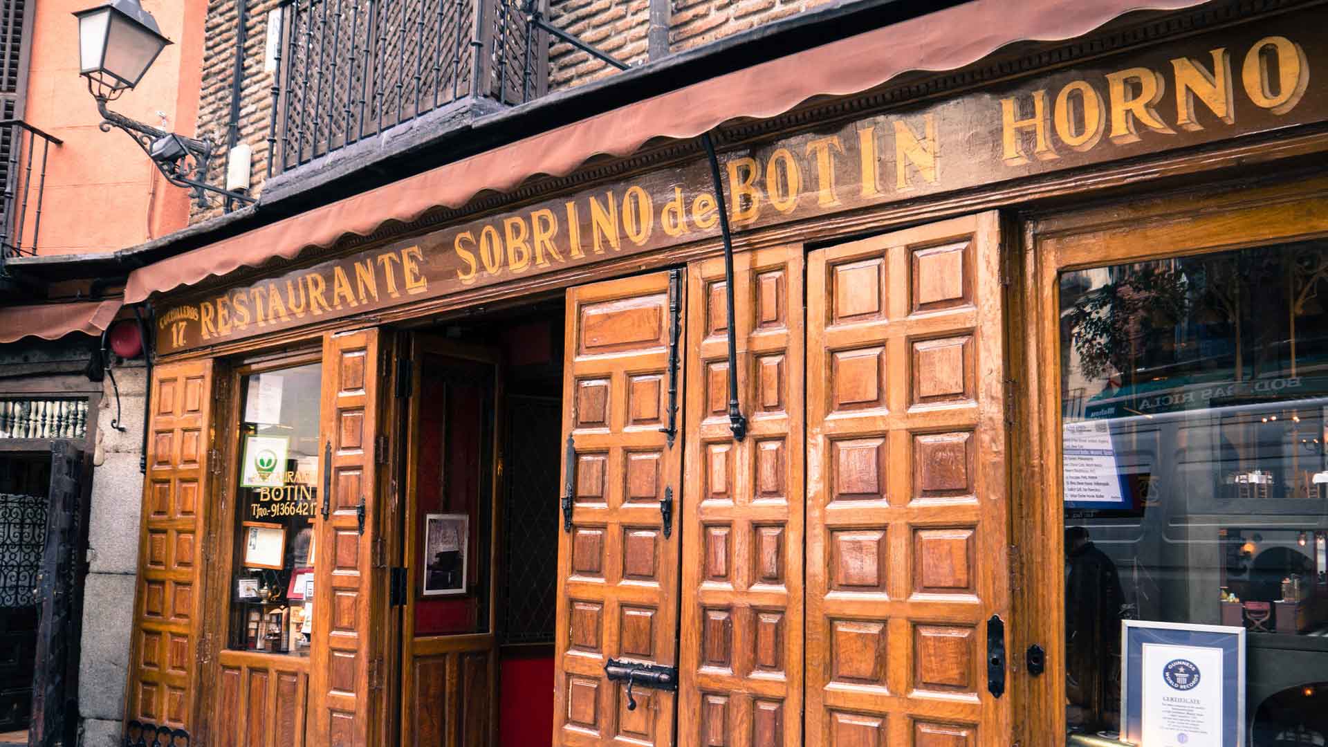 Restaurantes centenarios en Madrid que pasan de las modas