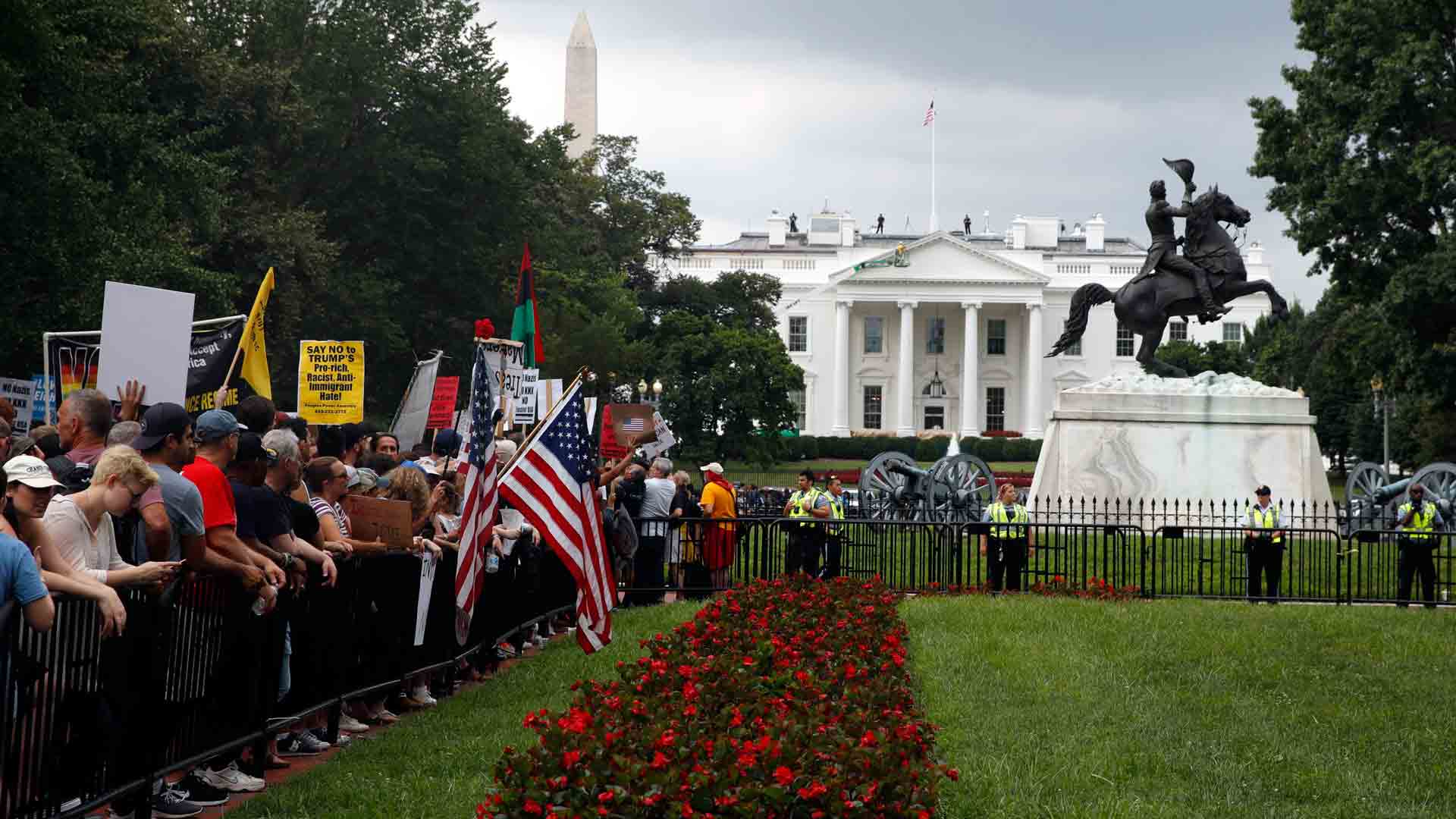Cientos de manifestantes minimizan una marcha de supremacistas blancos en Washington