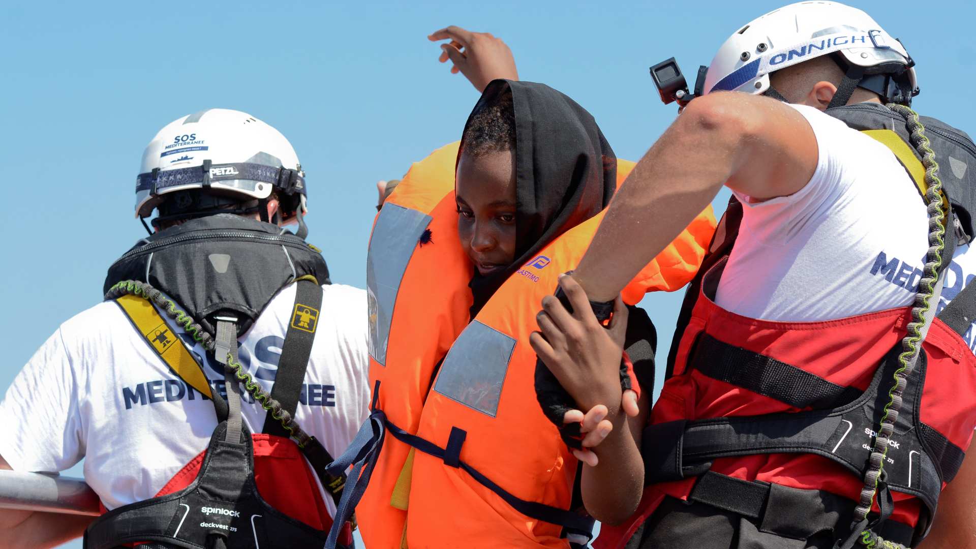 El 'Aquarius' pide a Europa un puerto para desembarcar a 141 migrantes