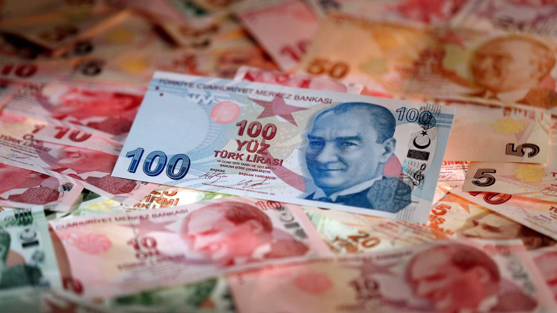 El hundimiento de la lira obliga al Banco Central de Turquía a tomar medidas
