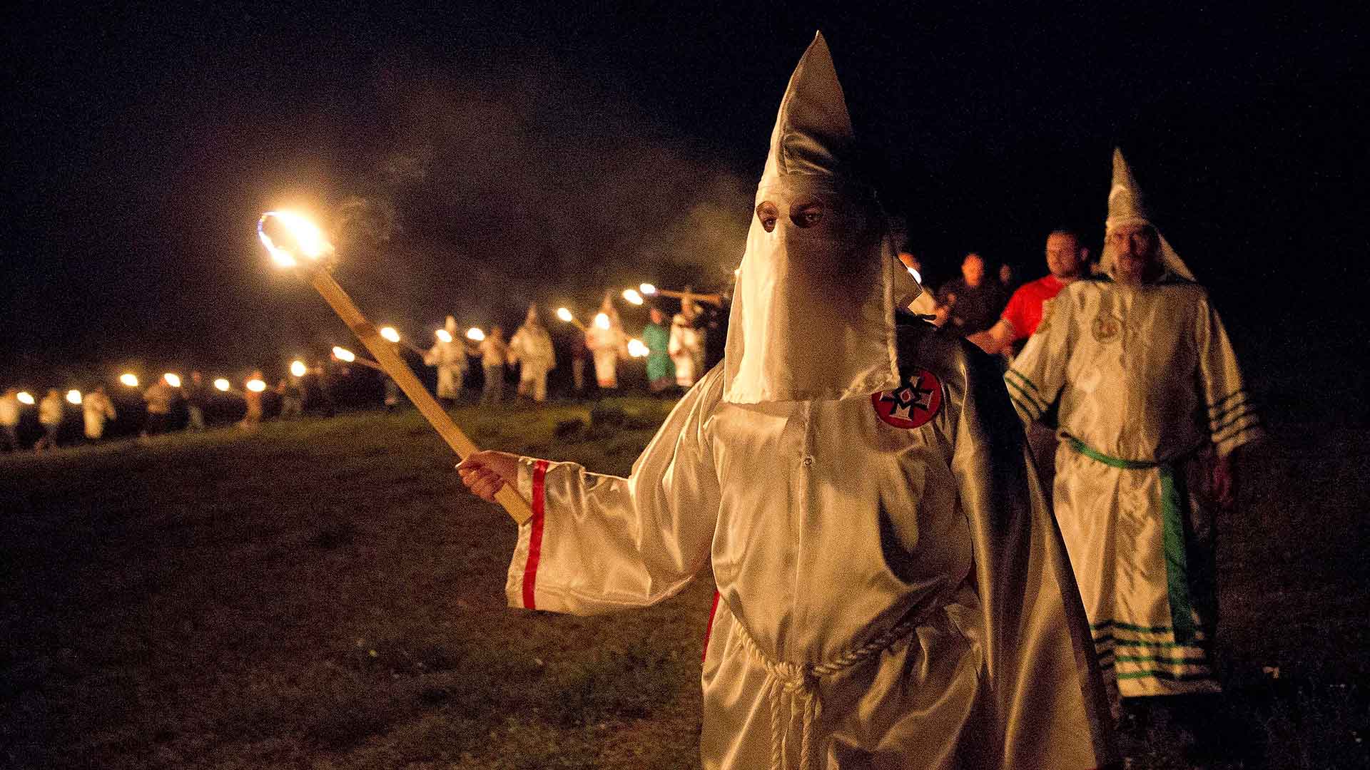 El Ku Klux Klan reparte chocolatinas para reclutar miembros