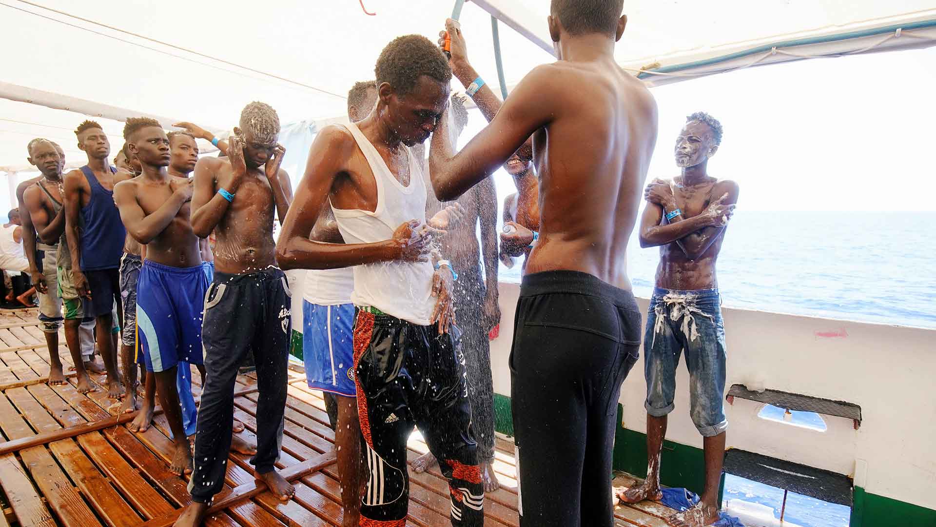 El 'Open Arms', a la espera de poder desembarcar a 87 migrantes rescatados en el Mediterráneo