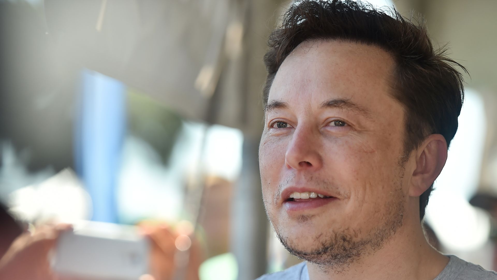 Elon Musk da un nuevo giro y mantendrá Tesla en Bolsa