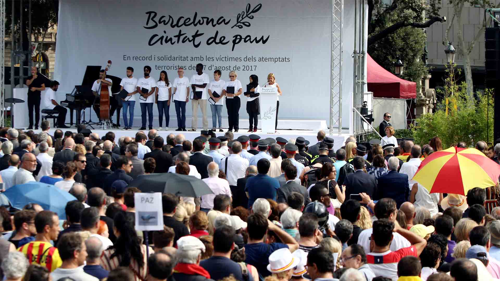 Emotivo homenaje en recuerdo a las víctimas del 17A en la Plaza de Cataluña