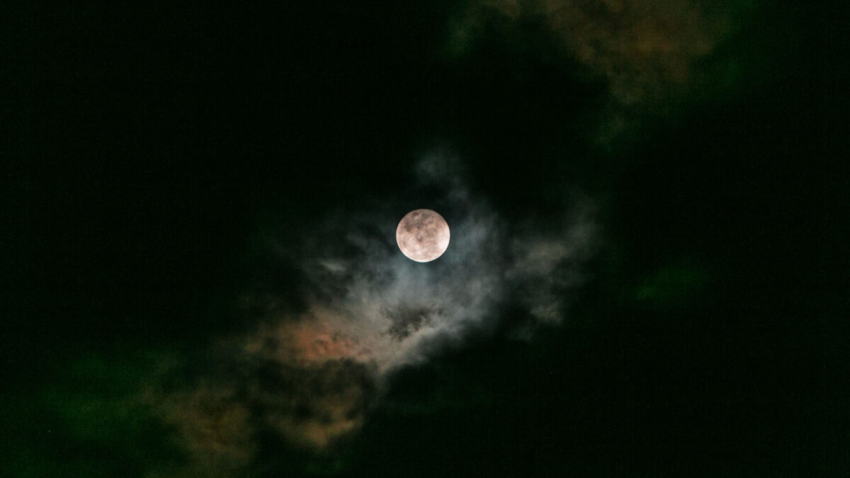 Encuentran pruebas de la existencia de agua helada en la Luna