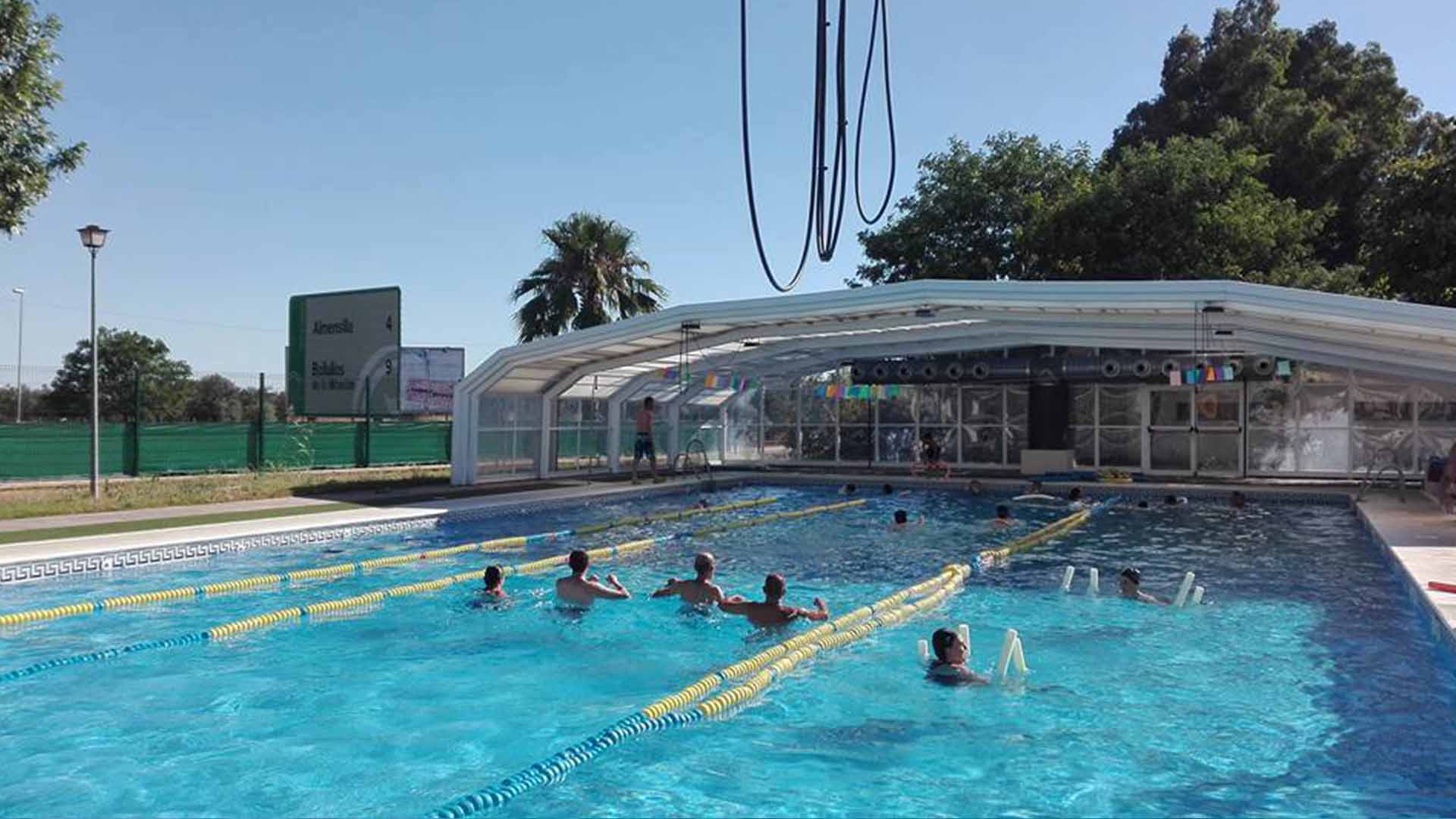 Increpan a varios miembros de La Manada en una piscina pública de Palomares