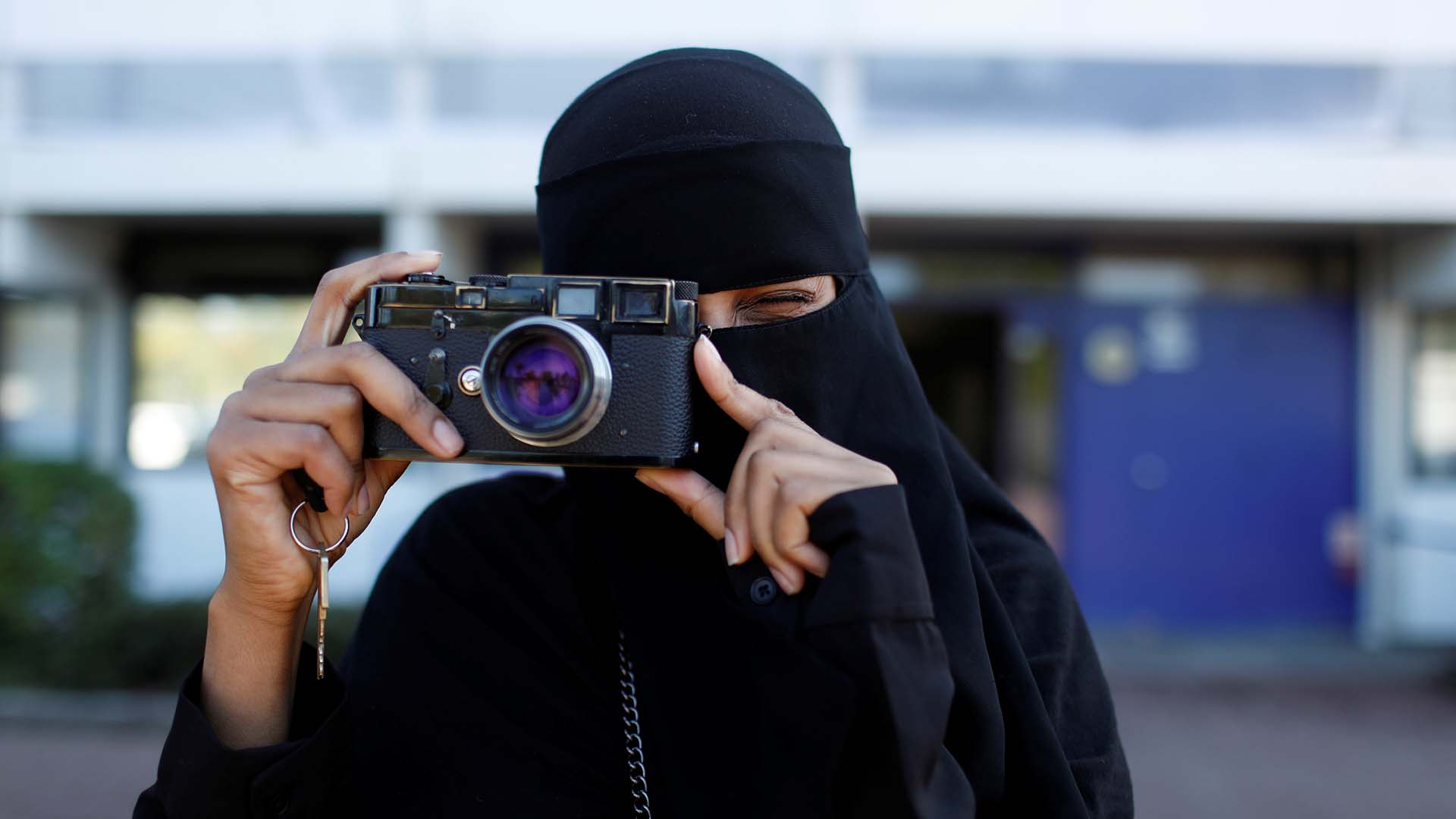 La prohibición danesa del uso del burka entra en vigor en medio de protestas